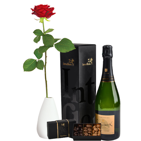 Une rose rouge, ses chocolats et son champagne